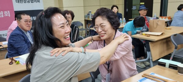 행코교수단 2/4분기 세미나장에서 유인숙 멘토 책임교수와 함께 프로그램 참가중인 임수진 예비 책임교수